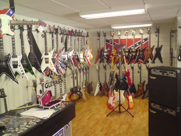 Gitarvegg i butikk to