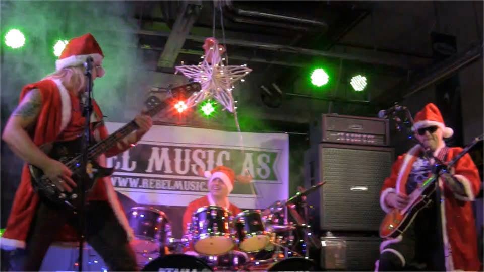 Juleshow på scenen i Rebel Music AS, nisser og stjerne
