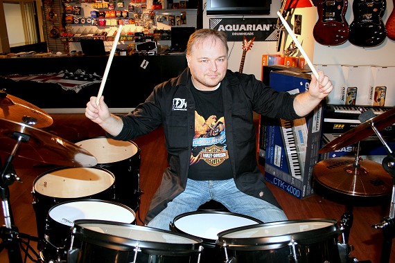 Alf Arne Hammer bak et trommesett inne i Rebel Music-butikken