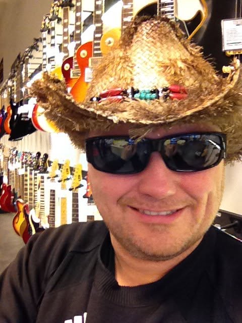 Alf Arne Hammer, solbriller, gitarvegg bak